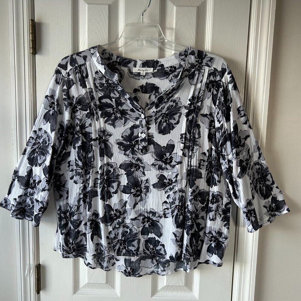 Monday Fun Ladies top 3/4 Sleeves Floral Black White Crepe NWOT Flowy Blouse